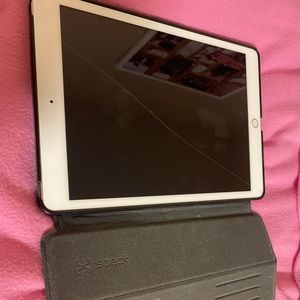 7th gen ipad. Rose gold. Small crack
